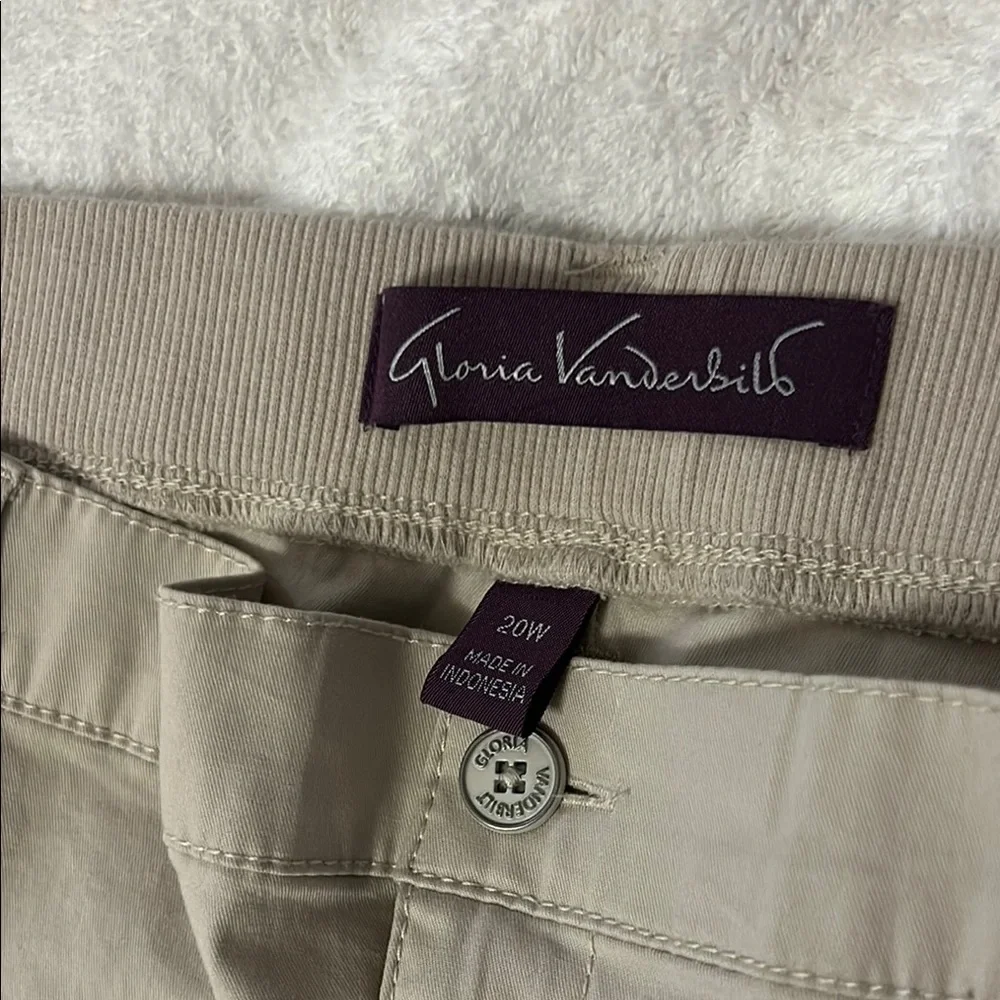 Gloria Vanderbilt Beige Women's Bermuda Shorts